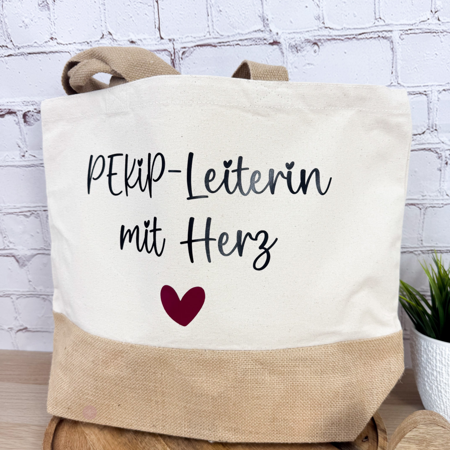 Geschenkidee für PEKiP-Leiterin – Shopper mit Herz vor Deko
