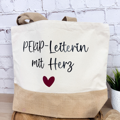 Geschenkidee für PEKiP-Leiterin – Shopper mit Herz vor Deko