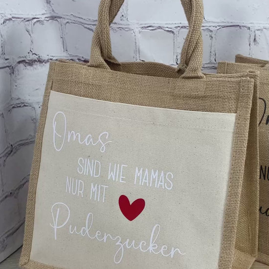 Video der Jutetasche mit der Aufschrift "Omas sind wie Mamas nur mit Puderzucker" in verschiedenen Varianten. Perfekte Geschenkidee für Omas zum Geburtstag, Muttertag oder Weihnachten.