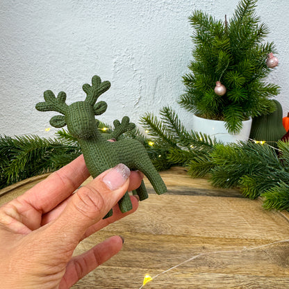Rentier Figur in Strickoptik in einer Hand gehalten, Nahaufnahme der Oberflächenstruktur
