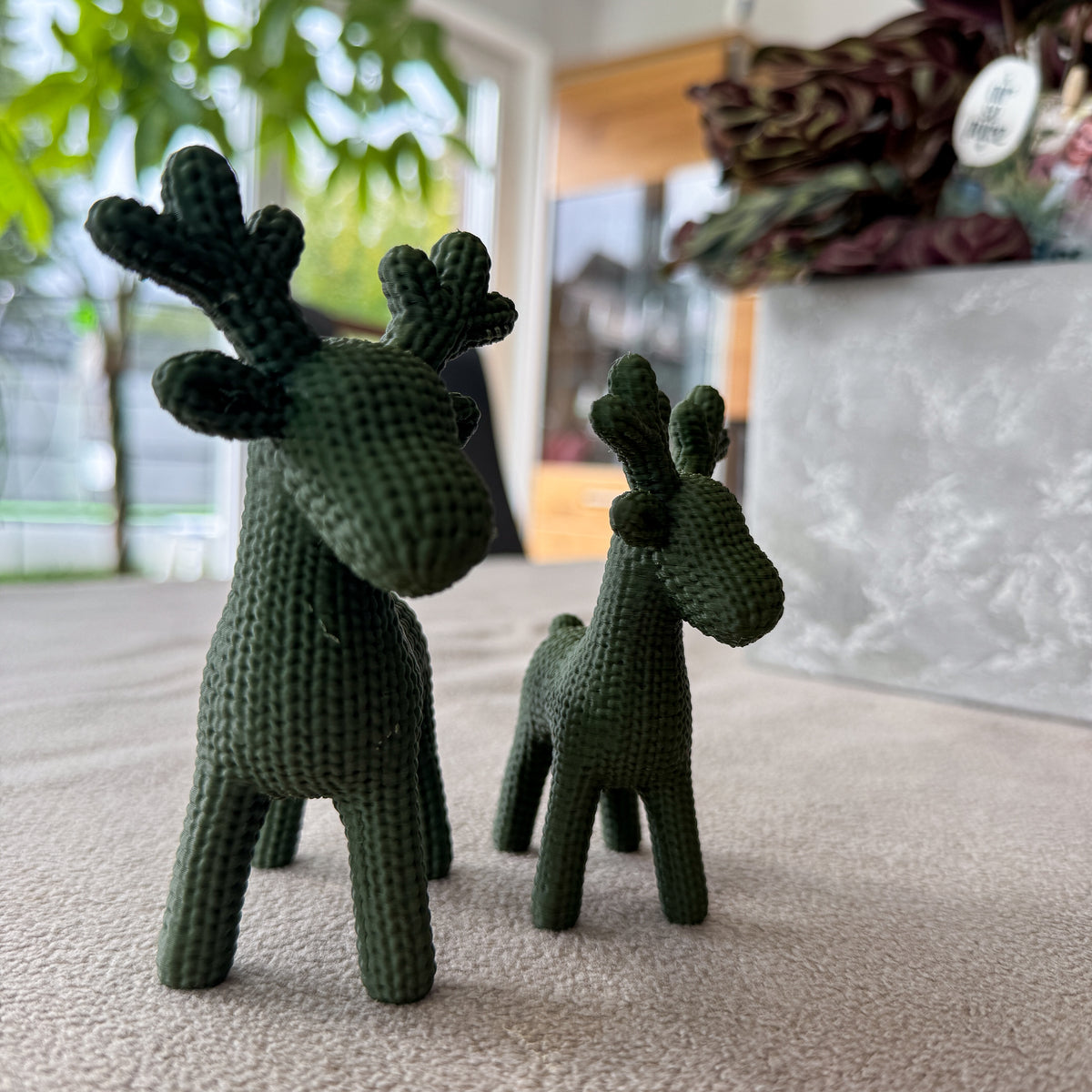 Rentier Figur in Strickoptik in zwei Größen nebeneinander, Olivgrün