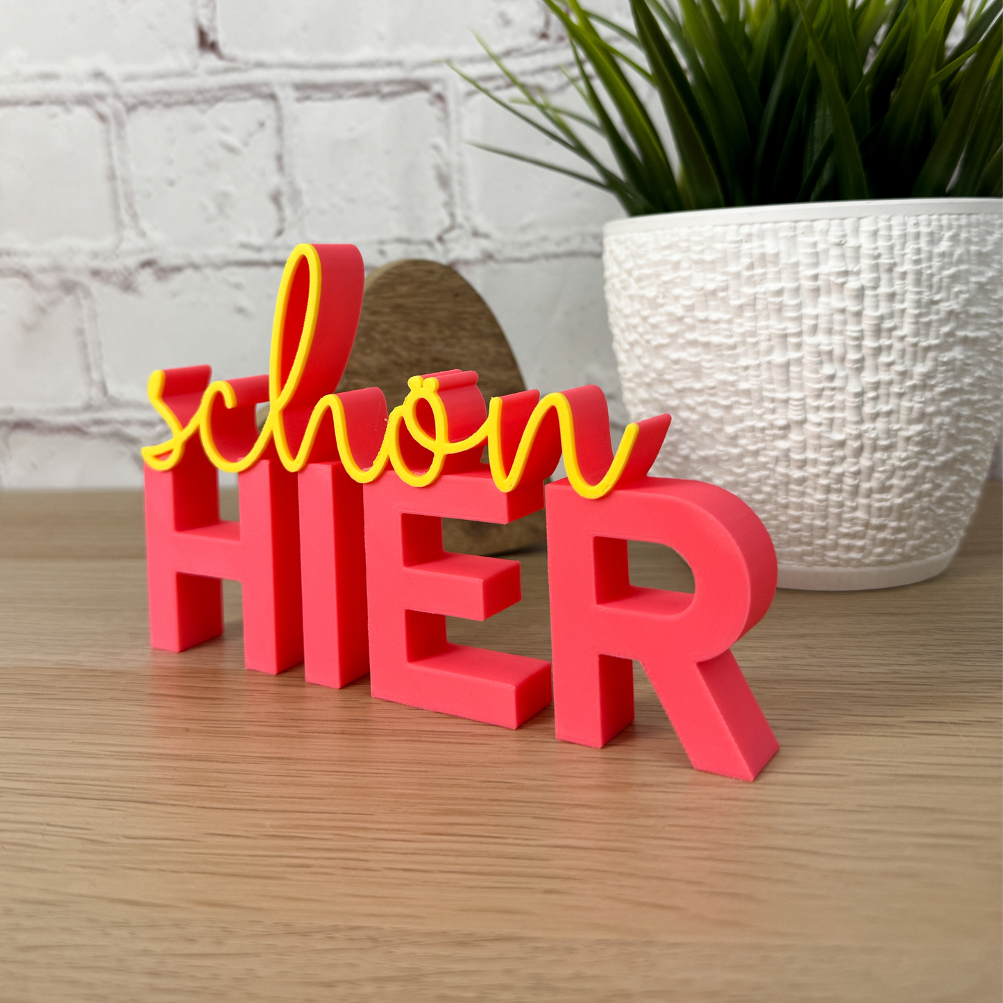 Deko-Schriftzug „schön hier“ in rosa mit gelber Schrift – farbenfrohes Geschenk zum Einzug oder Geburtstag