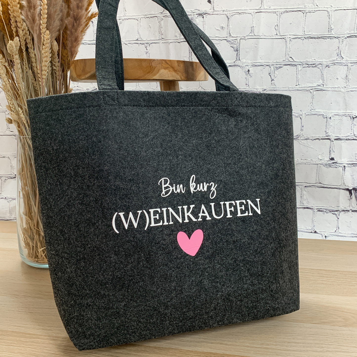 Seitliche Ansicht der anthrazitfarbenen Filztasche mit rosa Herz und Aufdruck