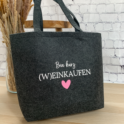 Seitliche Ansicht der anthrazitfarbenen Filztasche mit rosa Herz und Aufdruck
