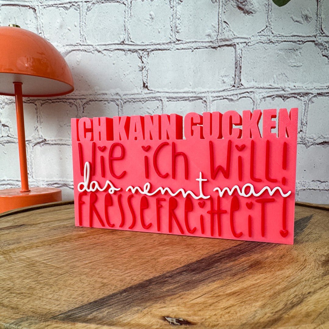 3D Schriftzug Fressefreiheit in rosa, rot und weiß aus PLA – lustiges Geburtstagsgeschenk für Freund:innen mit Humor