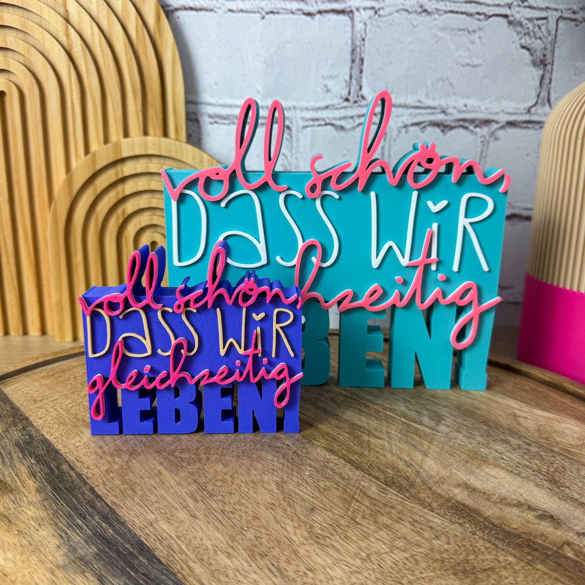 3D Spruch „Voll schön, dass wir gleichzeitig leben“ in zwei Größen im Vergleich, Lila und Türkis