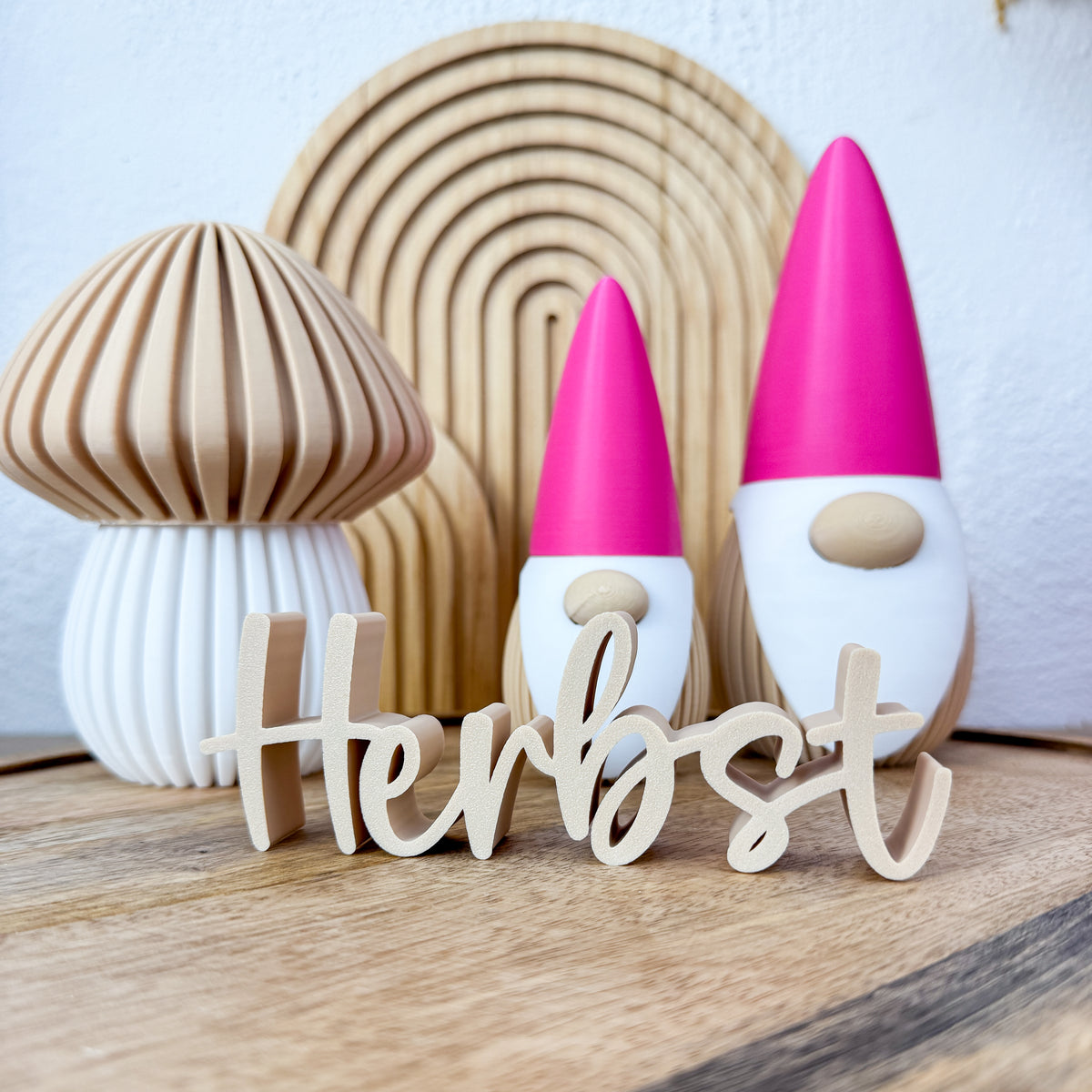 Zwerg Deko in Pink zwischen Herbst-Schriftzug und dekorativem Pilz aus PLA