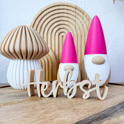 Zwerg Deko in Pink zwischen Herbst-Schriftzug und dekorativem Pilz aus PLA