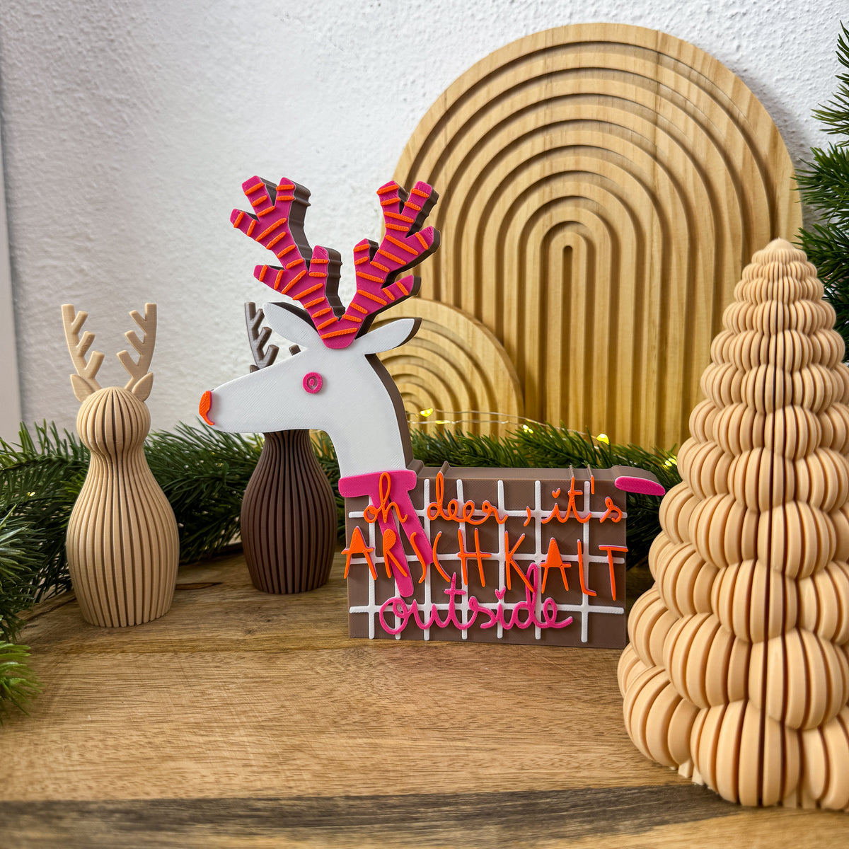 3D Winter Schriftzug „oh deer, it's ARSCHKALT outside“ in Braun, Weiß, Pink und Orange, Nahaufnahme