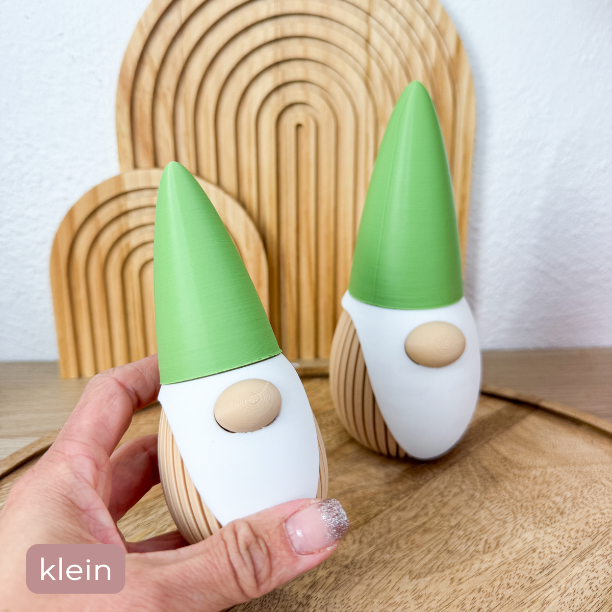 Wichtel Deko 3D Zwerg in der kleinen Größe 13,5 cm in einer Hand gehalten, große Größe im Hintergrund